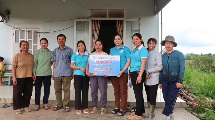 Hội LHPN xã Ea Knốp trao mô hình sinh kế giúp phụ nữ khó khăn- Ảnh 2.