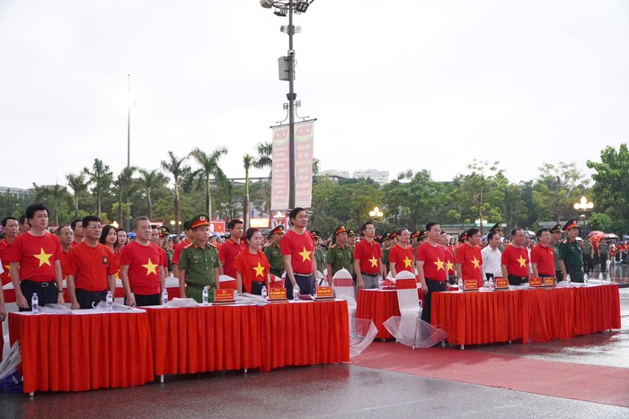 Nghệ An: Khí thế từ Quảng trường Hồ Chí Minh trong ngày hội "Cùng Việt Nam tiến bước"- Ảnh 1.