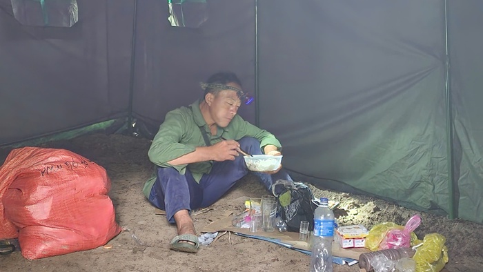 Tan hoang sau lũ, 13 hộ dân Phá Mựt tạm nương nhờ nhà bạt- Ảnh 2.