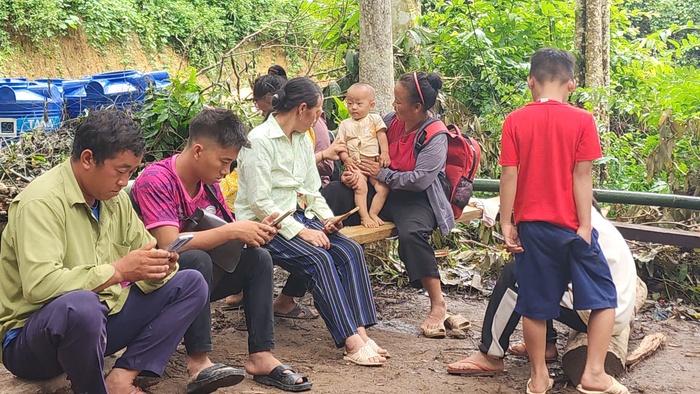 Tan hoang sau lũ, 13 hộ dân Phá Mựt tạm nương nhờ nhà bạt- Ảnh 1.