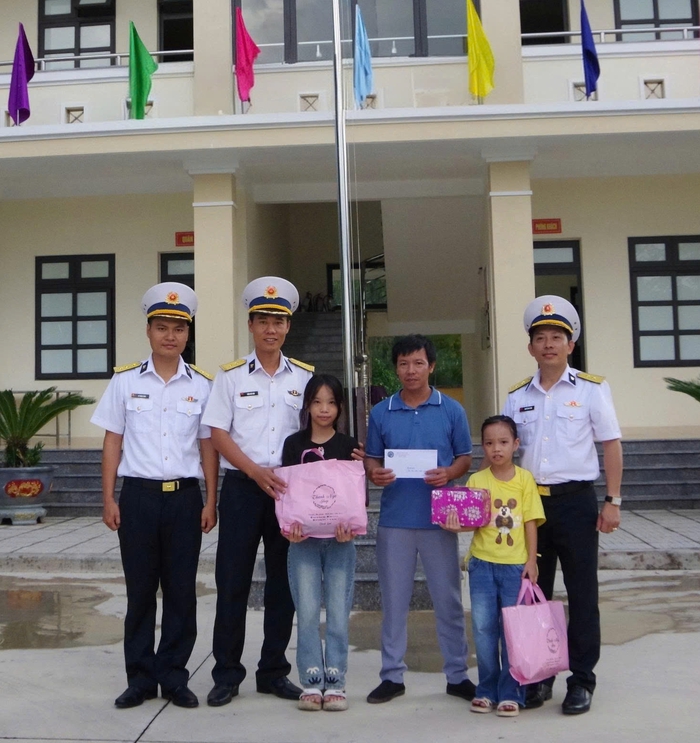 Trung đoàn 451: Nhiều hoạt động ý nghĩa cùng thầy cô giáo và con đỡ đầu đón năm học mới- Ảnh 2.
