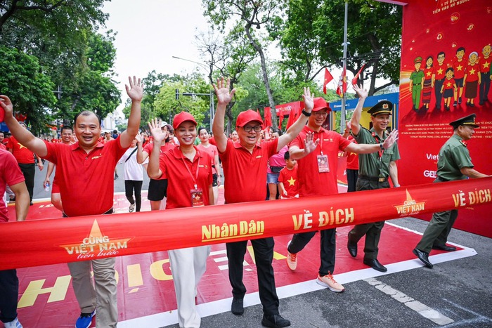 Khởi hành tại điểm cầu Hà Nội