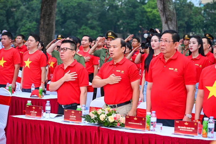 Các đại biểu hát Quốc ca trong Lễ phát động