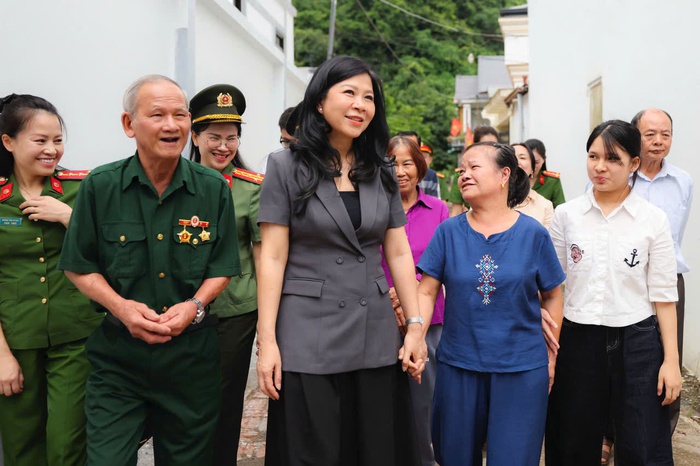 Phu nhân Ngô Phương Ly thăm gia đình liệt sĩ, thương binh tại Sơn La- Ảnh 3.