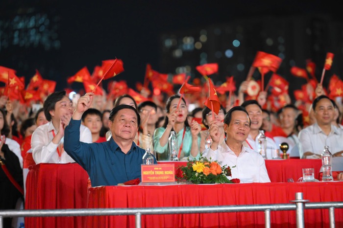 Ông Nguyễn Trọng Nghĩa - Ủy viên Bộ Chính trị, Bí thư Trung ương Đảng, Trưởng Ban Tuyên giáo và Dân vận Trung ương (ngoài cùng bên trái) tham dự chương trình