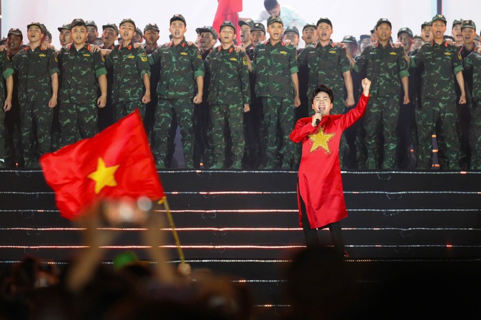 Tùng Dương hát "Tiến quân ca"