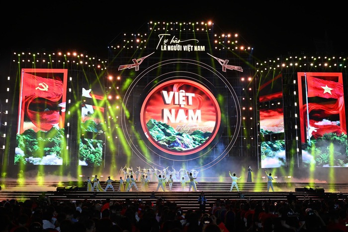 Sân khấu được dàn dựng công phu