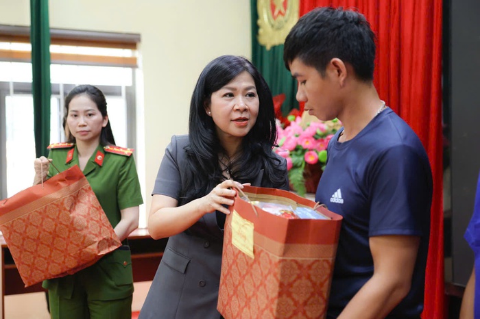 Phu nhân Ngô Phương Ly thăm gia đình liệt sĩ, thương binh tại Sơn La- Ảnh 6.