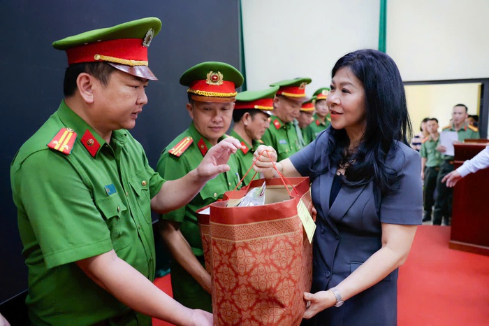 Phu nhân Ngô Phương Ly thăm gia đình liệt sĩ, thương binh tại Sơn La- Ảnh 1.