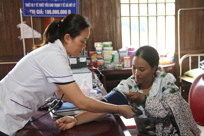 Những người giữ lửa y tế tại tâm lũ Mỹ Lý: Trực 24/24h cũng không được phép "gục"- Ảnh 1.