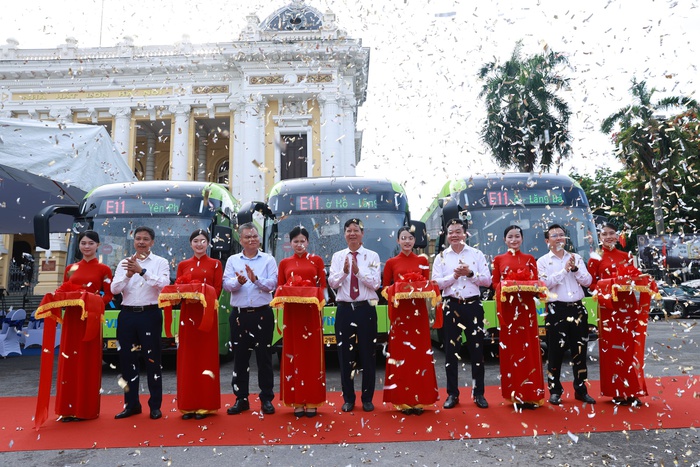 VinBus khai trương tuyến buýt điện miễn phí E11, phục vụ người dân tham quan các điểm du lịch nổi tiếng của Thủ Đô- Ảnh 1.