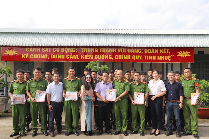 Báo Phụ nữ Việt Nam chúc mừng Tiểu đoàn Cảnh sát cơ động số 1 - Trung đoàn CSCĐ Đông Nam TPHCM - Ảnh 1.