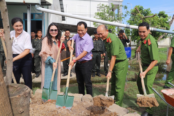 Báo Phụ nữ Việt Nam chúc mừng Tiểu đoàn Cảnh sát cơ động số 1 - Trung đoàn CSCĐ Đông Nam TPHCM - Ảnh 4.