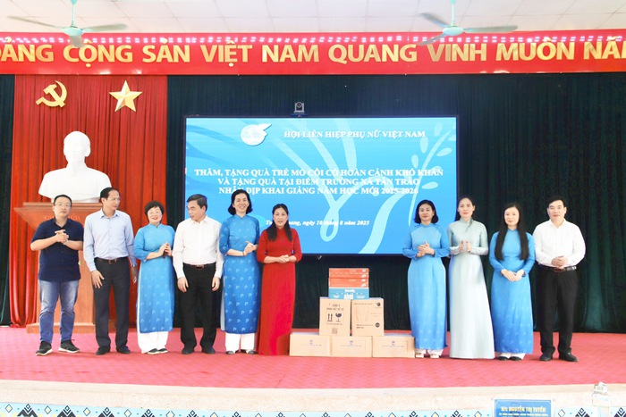 Chủ tịch Hội LHPN Việt Nam Nguyễn Thị Tuyến tri ân nữ Đảng viên và tặng quà học sinh có hoàn cảnh khó khăn- Ảnh 2.