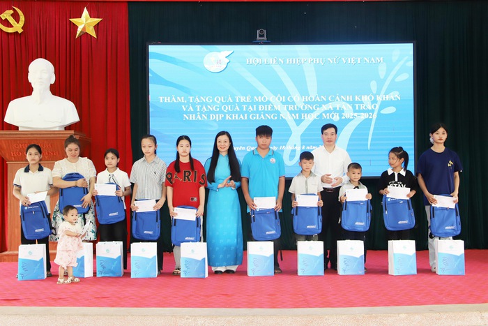 Chủ tịch Hội LHPN Việt Nam Nguyễn Thị Tuyến tri ân nữ Đảng viên và tặng quà học sinh có hoàn cảnh khó khăn- Ảnh 5.