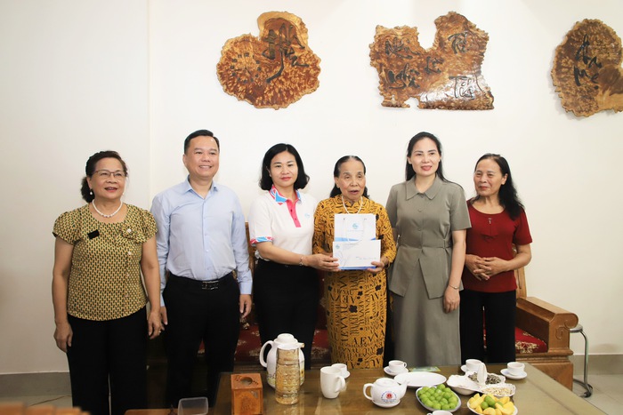 Chủ tịch Hội LHPN Việt Nam Nguyễn Thị Tuyến tri ân nữ Đảng viên và tặng quà học sinh có hoàn cảnh khó khăn- Ảnh 1.