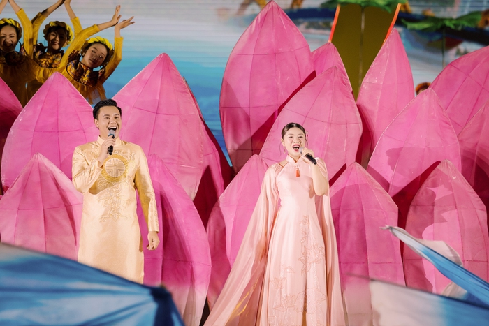Thu Hằng hòa giọng cùng Đông Hùng