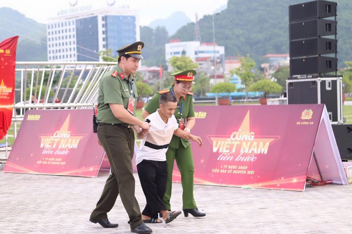 Chuyện tình đẹp của nữ VĐV bóng chuyền quân đội và chàng chiến sĩ công an- Ảnh 8.