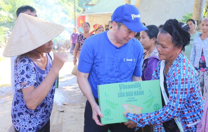 Vinamilk hỗ trợ đồng bào Nghệ An khắc phục hậu quả thiên tai- Ảnh 6. Vinamilk hỗ trợ đồng bào Nghệ An khắc phục hậu quả thiên tai- Ảnh 6.