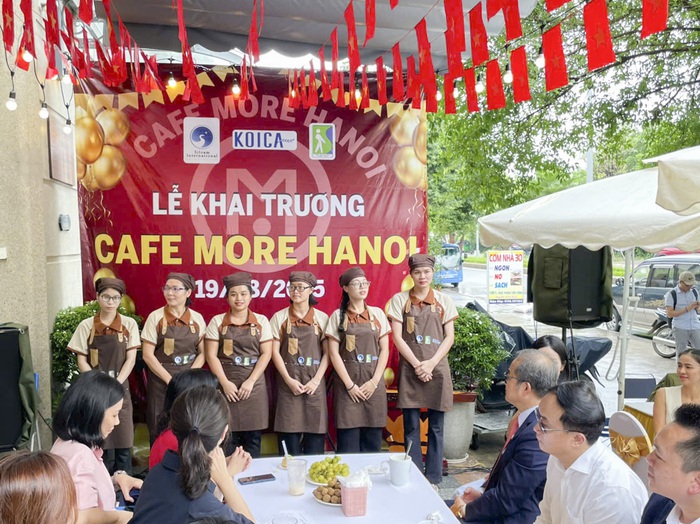 Quán cà phê do người khiếm thị trực tiếp pha chế và phục vụ- Ảnh 1.