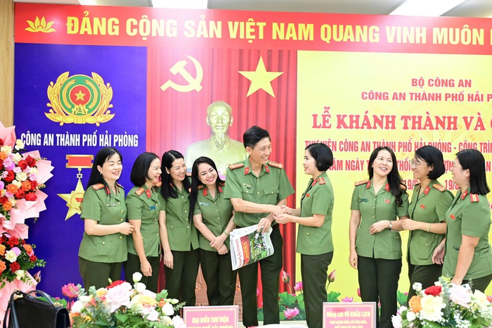 Phụ nữ Công an Hải Phòng giới thiệu, trao tặng số báo đặc biệt Phụ nữ Việt Nam - Ảnh 3.