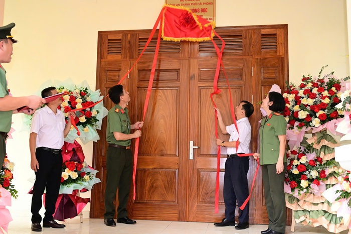 Phụ nữ Công an Hải Phòng giới thiệu, trao tặng số báo đặc biệt Phụ nữ Việt Nam - Ảnh 1.
