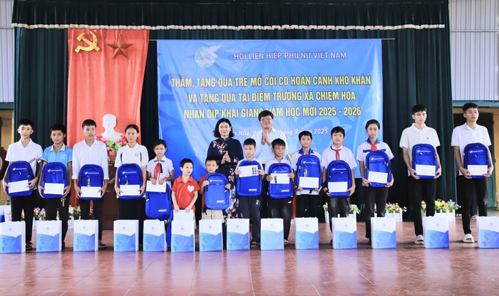 TƯ Hội LHPN Việt Nam về nguồn tại Tuyên Quang và tặng quà trẻ em có hoàn cảnh đặc biệt - Ảnh 4.