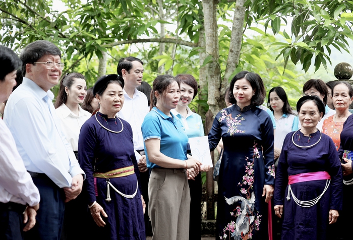 TƯ Hội LHPN Việt Nam về nguồn tại Tuyên Quang và tặng quà trẻ em có hoàn cảnh đặc biệt - Ảnh 1.