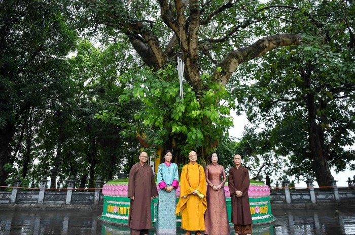 Phu nhân Chủ tịch nước cùng Hoàng hậu Bhutan thăm chùa Trấn Quốc- Ảnh 3. Phu nhân Chủ tịch nước cùng Hoàng hậu Bhutan thăm chùa Trấn Quốc- Ảnh 3.
