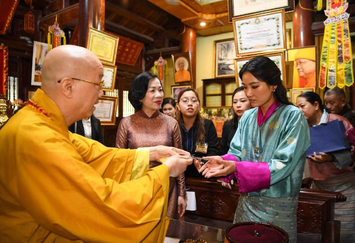 Phu nhân Chủ tịch nước cùng Hoàng hậu Bhutan thăm chùa Trấn Quốc- Ảnh 2. Phu nhân Chủ tịch nước cùng Hoàng hậu Bhutan thăm chùa Trấn Quốc- Ảnh 2.