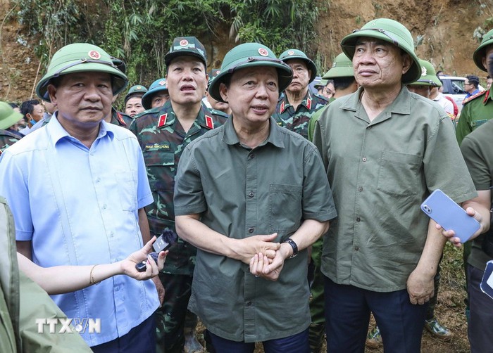 Phó Thủ tướng Trần Hồng Hà: Bảo vệ người dân bằng mọi giá trước thiên tai- Ảnh 1. Phó Thủ tướng Trần Hồng Hà: Bảo vệ người dân bằng mọi giá trước thiên tai- Ảnh 1.