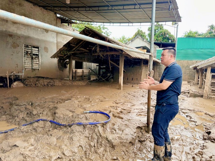 Bùn lầy sau mưa lũ không chỉ gây khó khăn trong sinh hoạt mà còn khiến nguy cơ dịch bệnh bùng phát Bùn lầy sau mưa lũ không chỉ gây khó khăn trong sinh hoạt mà còn khiến nguy cơ dịch bệnh bùng phát