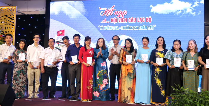 CLB "Vì Hoàng Sa - Trường Sa thân yêu": Hành trình 11 năm nối nghĩa tình đất liền và biển đảo - Ảnh 1. CLB "Vì Hoàng Sa - Trường Sa thân yêu": Hành trình 11 năm nối nghĩa tình đất liền và biển đảo - Ảnh 1.