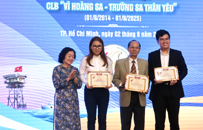 CLB "Vì Hoàng Sa - Trường Sa thân yêu": Hành trình 11 năm nối nghĩa tình đất liền và biển đảo - Ảnh 2. CLB "Vì Hoàng Sa - Trường Sa thân yêu": Hành trình 11 năm nối nghĩa tình đất liền và biển đảo - Ảnh 2.