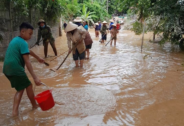 Chị em phụ nữ xã Con Cuông, Nghệ An cùng nhau khắc phục hậu quả lũ lụt Chị em phụ nữ xã Con Cuông, Nghệ An cùng nhau khắc phục hậu quả lũ lụt