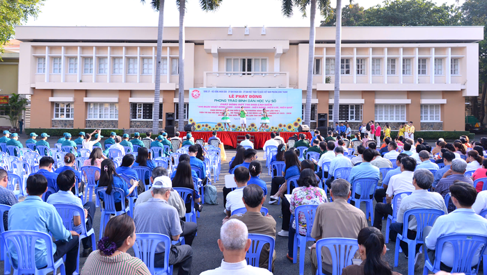 TPHCM: Đưa công nghệ đến mọi nhà qua phong trào "Bình dân học vụ số"- Ảnh 1. TPHCM: Đưa công nghệ đến mọi nhà qua phong trào "Bình dân học vụ số"- Ảnh 1.