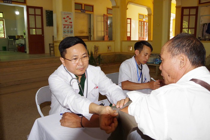 Khám bệnh, cấp thuốc miễn phí cho người dân xã Nhôn Mai- Ảnh 1.
