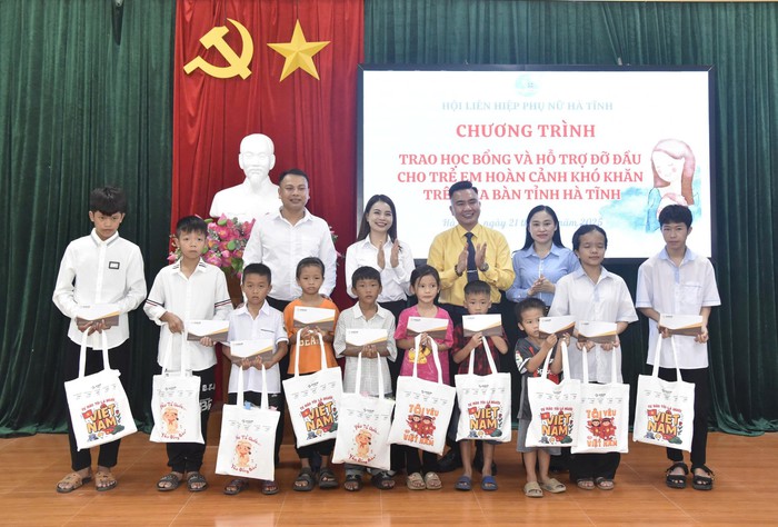 Hà Tĩnh: Trao học bổng và kinh phí đỡ đầu cho trẻ em có hoàn cảnh khó khăn- Ảnh 1.