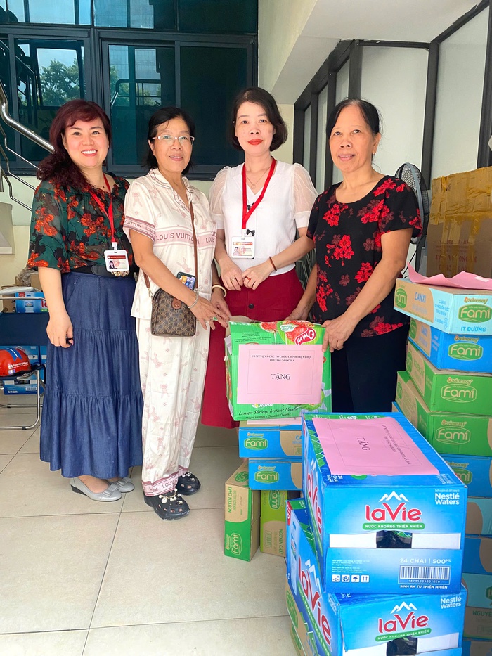 Hà Nội: Cán bộ Hội phục vụ nước uống, phát áo mưa cho nhân dân xem tổng luyện diễu binh, diễu hành 2/9- Ảnh 7.