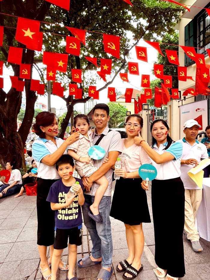 Hà Nội: Cán bộ Hội phục vụ nước uống, phát áo mưa cho nhân dân xem tổng luyện diễu binh, diễu hành 2/9- Ảnh 6.