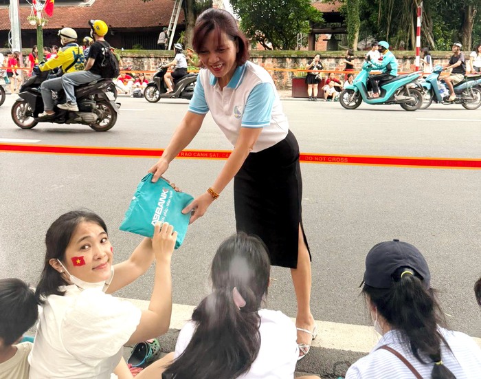 Hà Nội: Cán bộ Hội phục vụ nước uống, phát áo mưa cho nhân dân xem tổng luyện diễu binh, diễu hành 2/9- Ảnh 4.