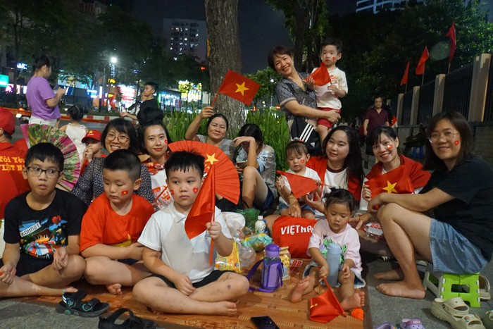 Đường phố Hà Nội rực đỏ cờ hoa chào đón đoàn diễu binh, diễu hành đi qua- Ảnh 2. Đường phố Hà Nội rực đỏ cờ hoa chào đón đoàn diễu binh, diễu hành đi qua- Ảnh 2.