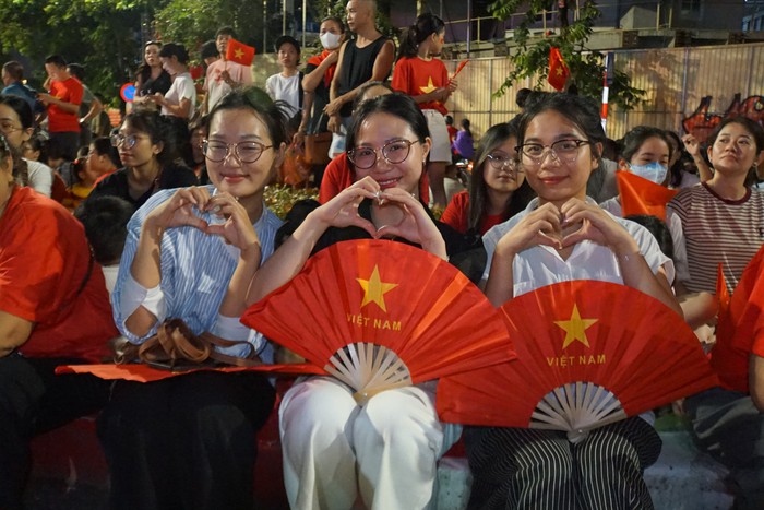 Đường phố Hà Nội rực đỏ cờ hoa chào đón đoàn diễu binh, diễu hành đi qua- Ảnh 1. Đường phố Hà Nội rực đỏ cờ hoa chào đón đoàn diễu binh, diễu hành đi qua- Ảnh 1.