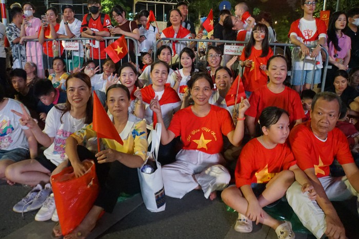 Đường phố Hà Nội rực đỏ cờ hoa chào đón đoàn diễu binh, diễu hành đi qua- Ảnh 8. Đường phố Hà Nội rực đỏ cờ hoa chào đón đoàn diễu binh, diễu hành đi qua- Ảnh 8.