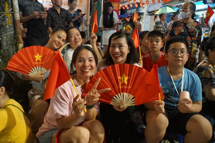 Đường phố Hà Nội rực đỏ cờ hoa chào đón đoàn diễu binh, diễu hành đi qua- Ảnh 4. Đường phố Hà Nội rực đỏ cờ hoa chào đón đoàn diễu binh, diễu hành đi qua- Ảnh 4.