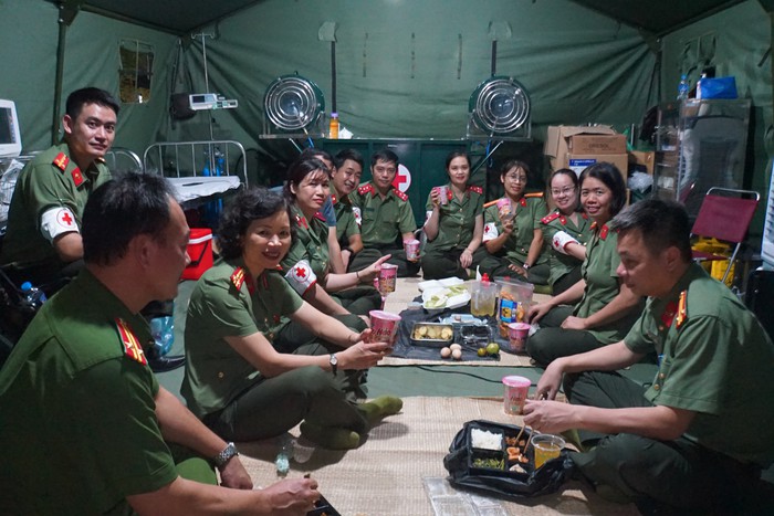 Đường phố Hà Nội rực đỏ cờ hoa chào đón đoàn diễu binh, diễu hành đi qua- Ảnh 10. Đường phố Hà Nội rực đỏ cờ hoa chào đón đoàn diễu binh, diễu hành đi qua- Ảnh 10.