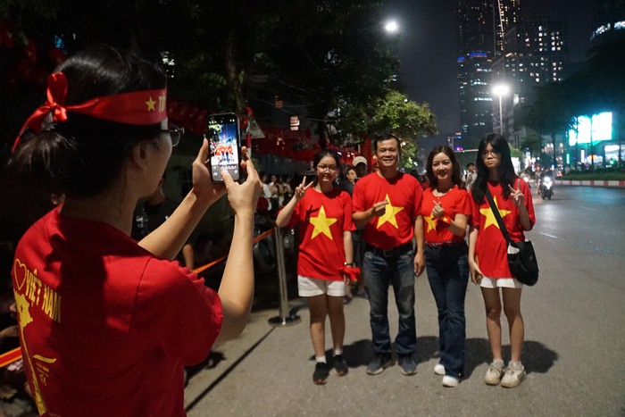 Đường phố Hà Nội rực đỏ cờ hoa chào đón đoàn diễu binh, diễu hành đi qua- Ảnh 5. Đường phố Hà Nội rực đỏ cờ hoa chào đón đoàn diễu binh, diễu hành đi qua- Ảnh 5.