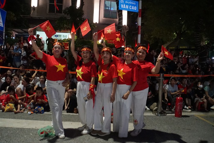 Đường phố Hà Nội rực đỏ cờ hoa chào đón đoàn diễu binh, diễu hành đi qua- Ảnh 7. Đường phố Hà Nội rực đỏ cờ hoa chào đón đoàn diễu binh, diễu hành đi qua- Ảnh 7.