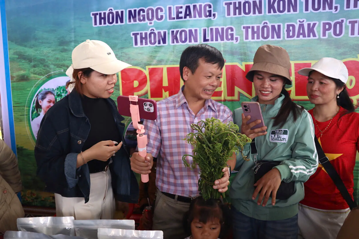 “Phiên chợ 0 đồng" thắp lên hy vọng mới cho đồng bào Xơ Đăng- Ảnh 2.