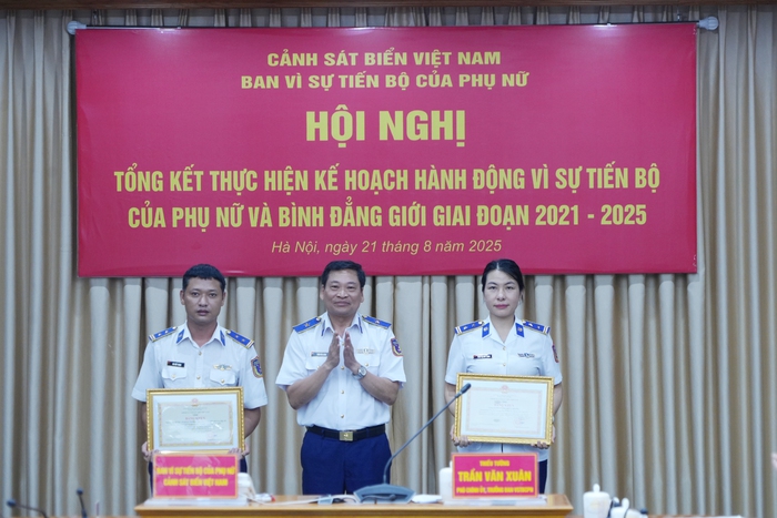 Cảnh sát Biển khen thưởng 10 tập thể, cá nhân xuất sắc Vì sự tiến bộ phụ nữ - Ảnh 1.